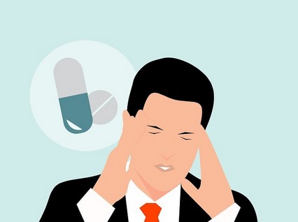 Illustration d’un homme en costume souffrant de maux de tête, entouré de pilules, représentant le stress lié à la consommation de médicaments anxiolytiques et les effets secondaires associés. Ce texte intègre les mots-clés comme maux de tête, médicaments anxiolytiques, stress, effets secondaires, tout en restant descriptif et accessible pour les lecteurs et les moteurs de recherche.