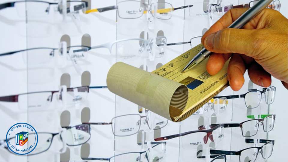 Paiement par chèque chez un opticien : illustration d’un achat de lunettes pouvant entraîner un litige bancaire, avec présence du logo UFC Que Choisir.