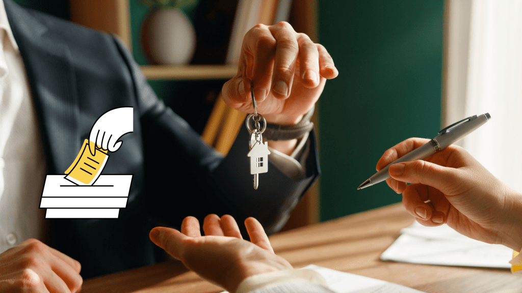 Une personne remet une clé avec un porte-clé en forme de maison à une autre, pendant qu’un document est signé sur un bureau.