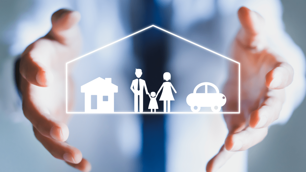 Illustration symbolisant la protection d’un foyer par une assurance habitation, avec une maison, une famille et une voiture entourées de mains.