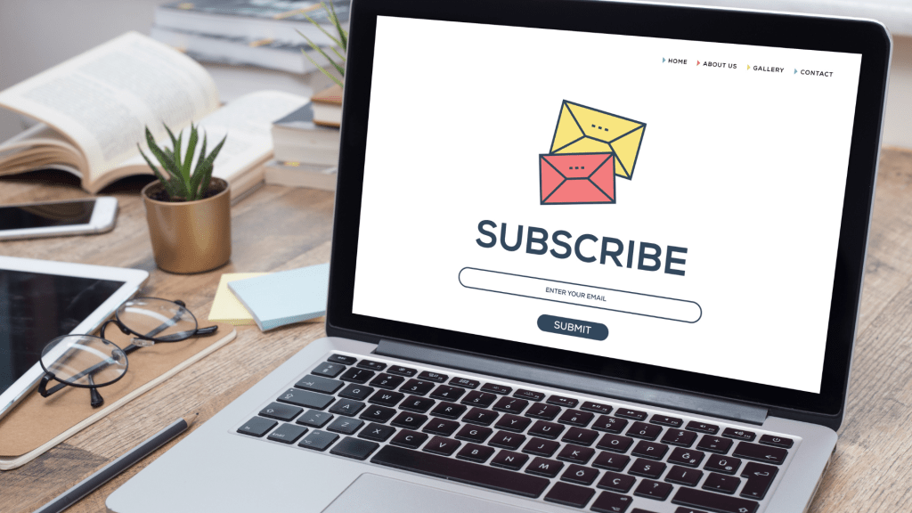 Ordinateur affichant une page d’abonnement à une newsletter, entouré d’objets de bureau, illustrant la communication associative et l’information des consommateurs.