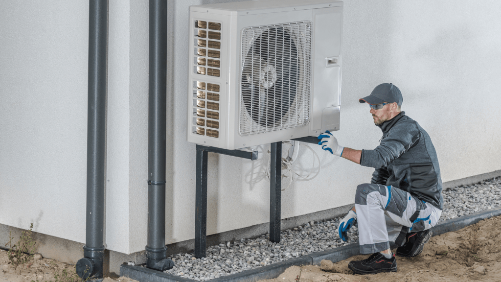 Installateur intervenant sur une pompe à chaleur Panasonic mal installée à l’extérieur d’une maison. Illustrant le litige.