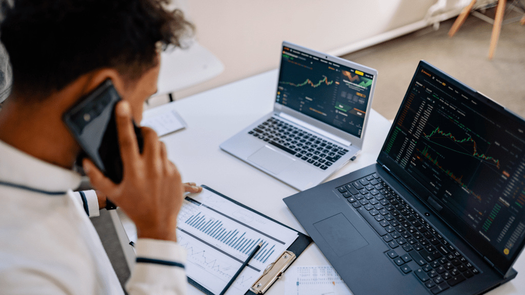 Arnaque téléphonique bancaire : faux conseiller et virement frauduleux sur ordinateur portable.