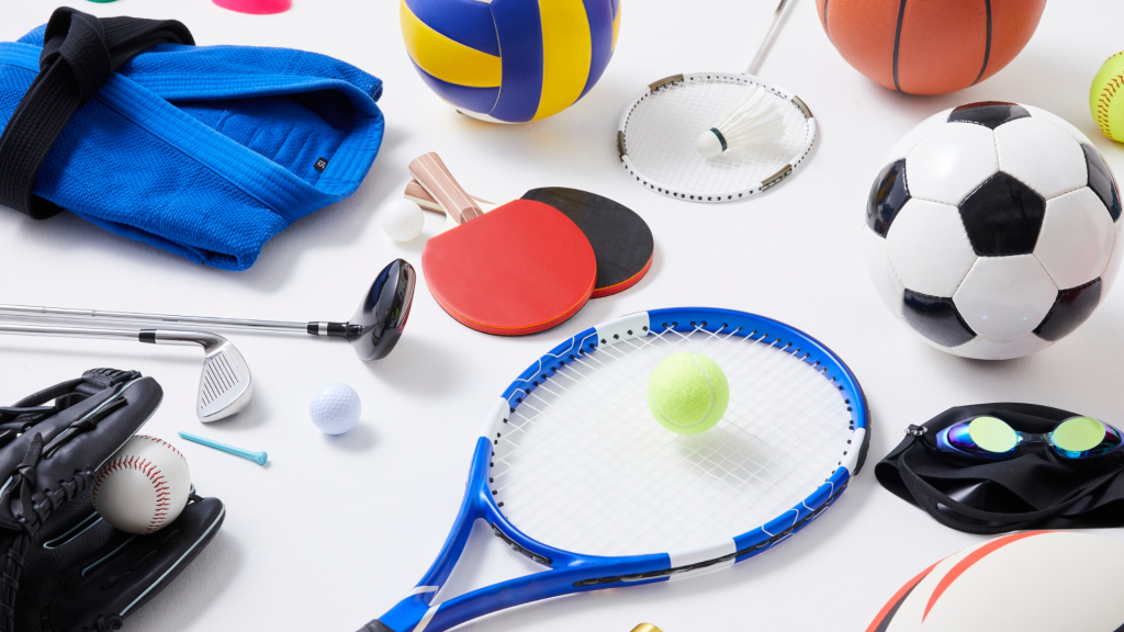Ensemble d’équipements de différents sports disposés sur une surface blanche, illustrant l’arrêt d’une activité sportive et un litige avec une association.
