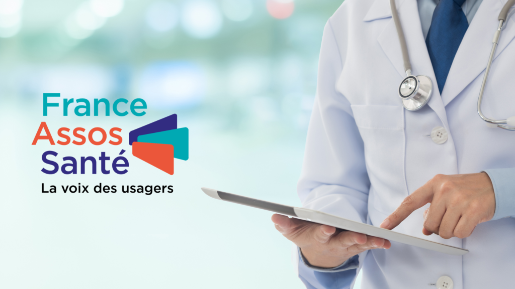 Professionnel de santé utilisant une tablette à côté du logo France Assos Santé, illustrant la réforme des ARS et la place des usagers dans la gouvernance santé.